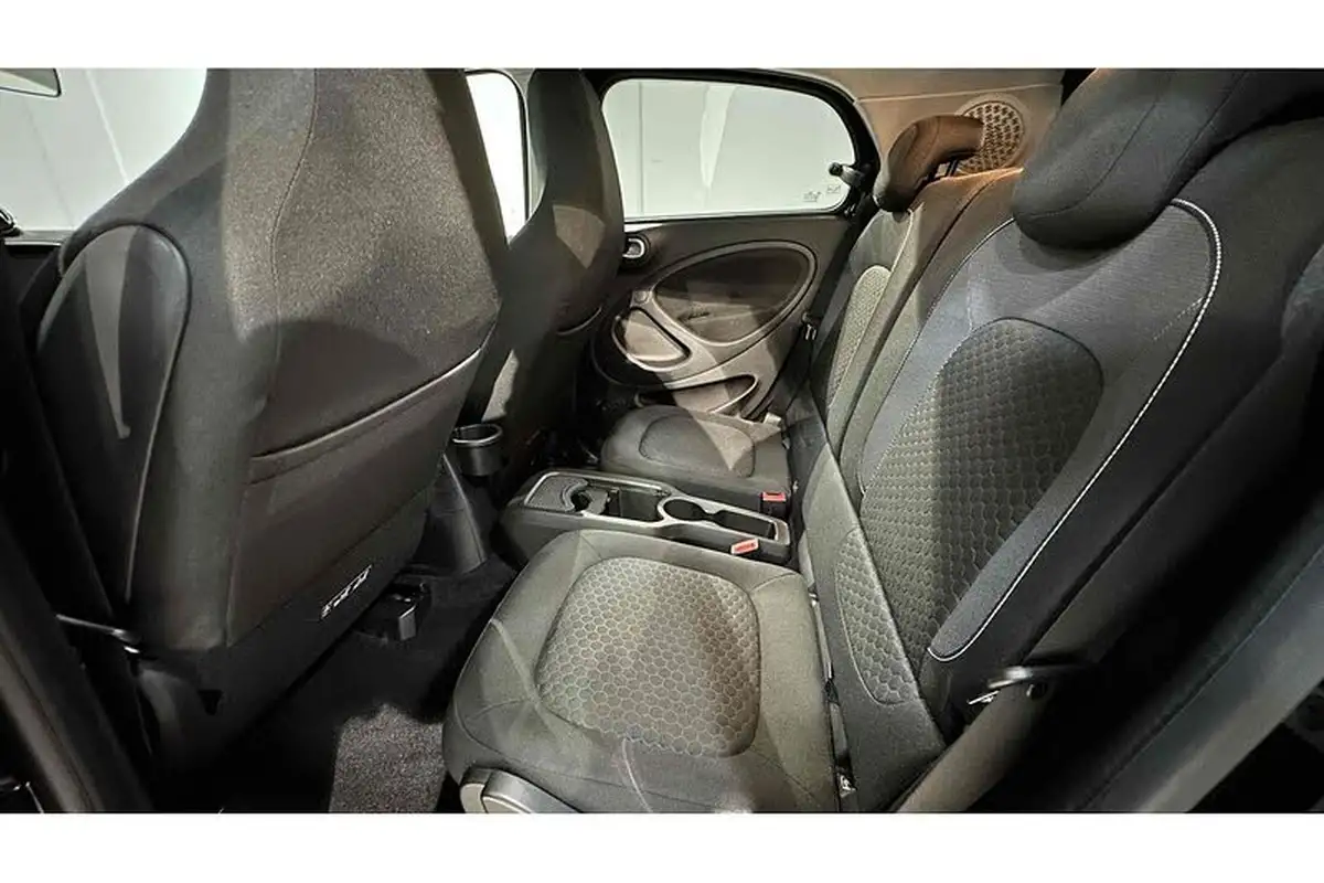 2021-smart-forfour-eq-premium-big-22