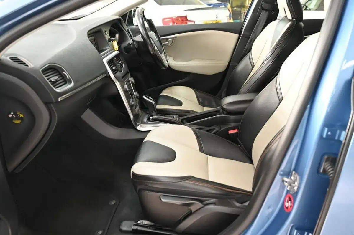 2016-volvo-v40-20td-d2-cross-country-lux-geartronic-big-13
