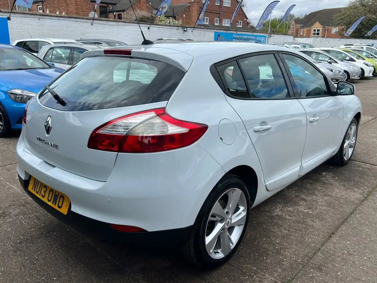 2013-renault-megane-16-dynamique-tom-tom-16v-110bhp-hatchback-5d-big-14