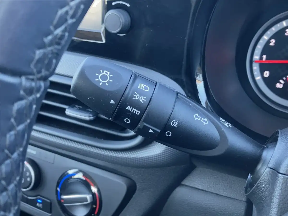2023-hyundai-i10-10-se-connect-auto-big-27