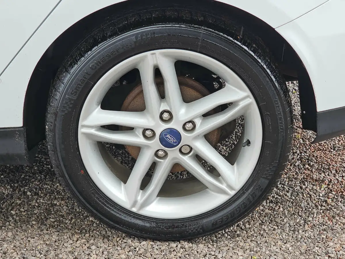 2016-ford-focus-10t-zetec-125ps-hatchback-big-16