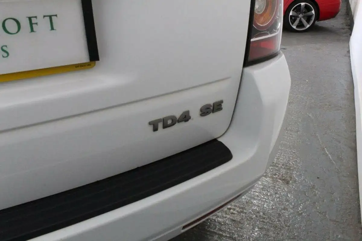 2014-land-rover-freelander-2-22td4-se-tech-big-11