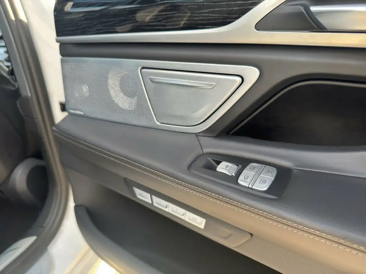 2018-bmw-7-series-66-m760li-big-48