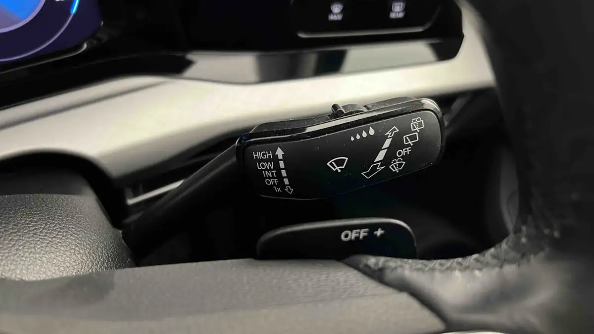 2021-volkswagen-golf-10-etsi-life-hatchback-big-34