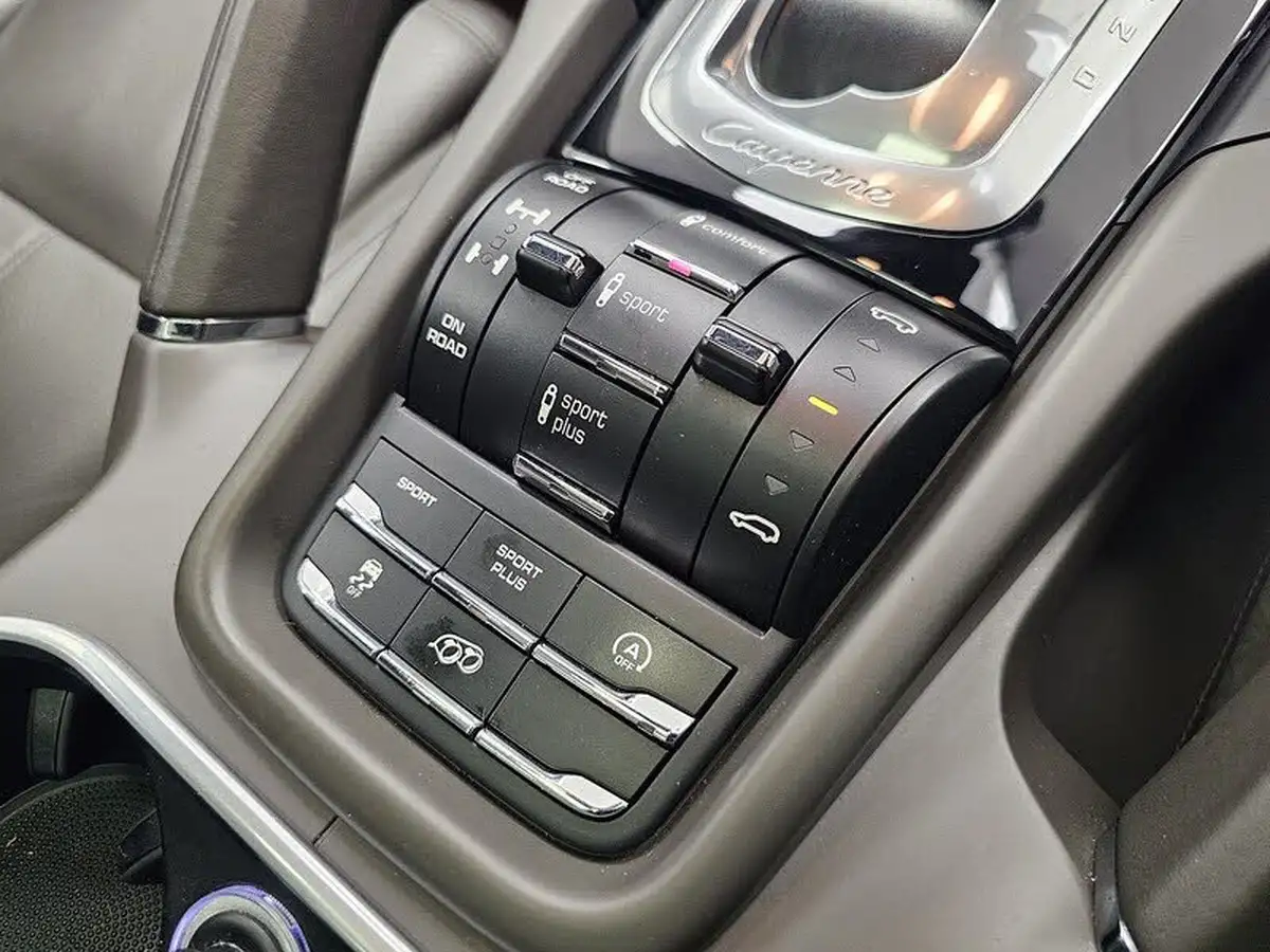 2015-porsche-cayenne-36-gts-big-30