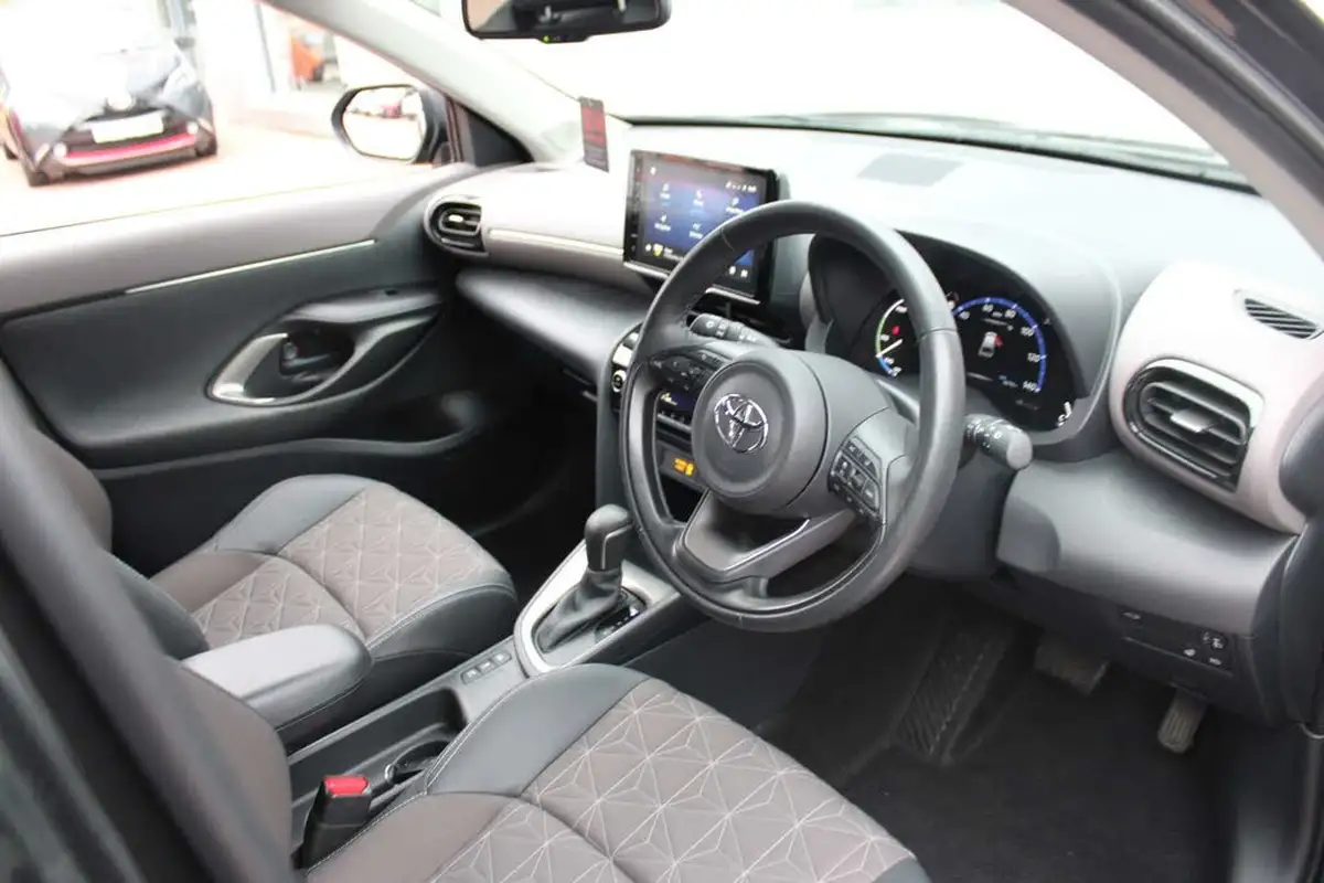 2021-toyota-yaris-cross-15-vvt-i-excel-big-17