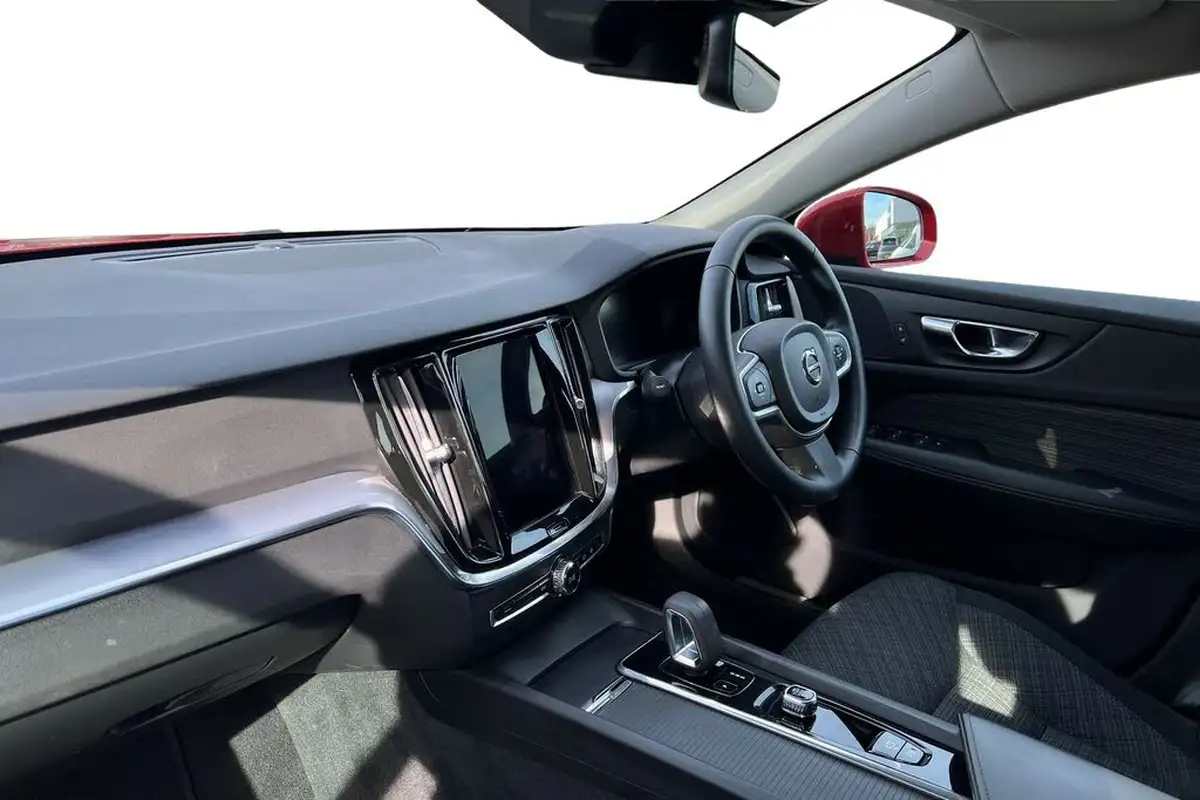 2021-volvo-v60-20-b4-momentum-big-1