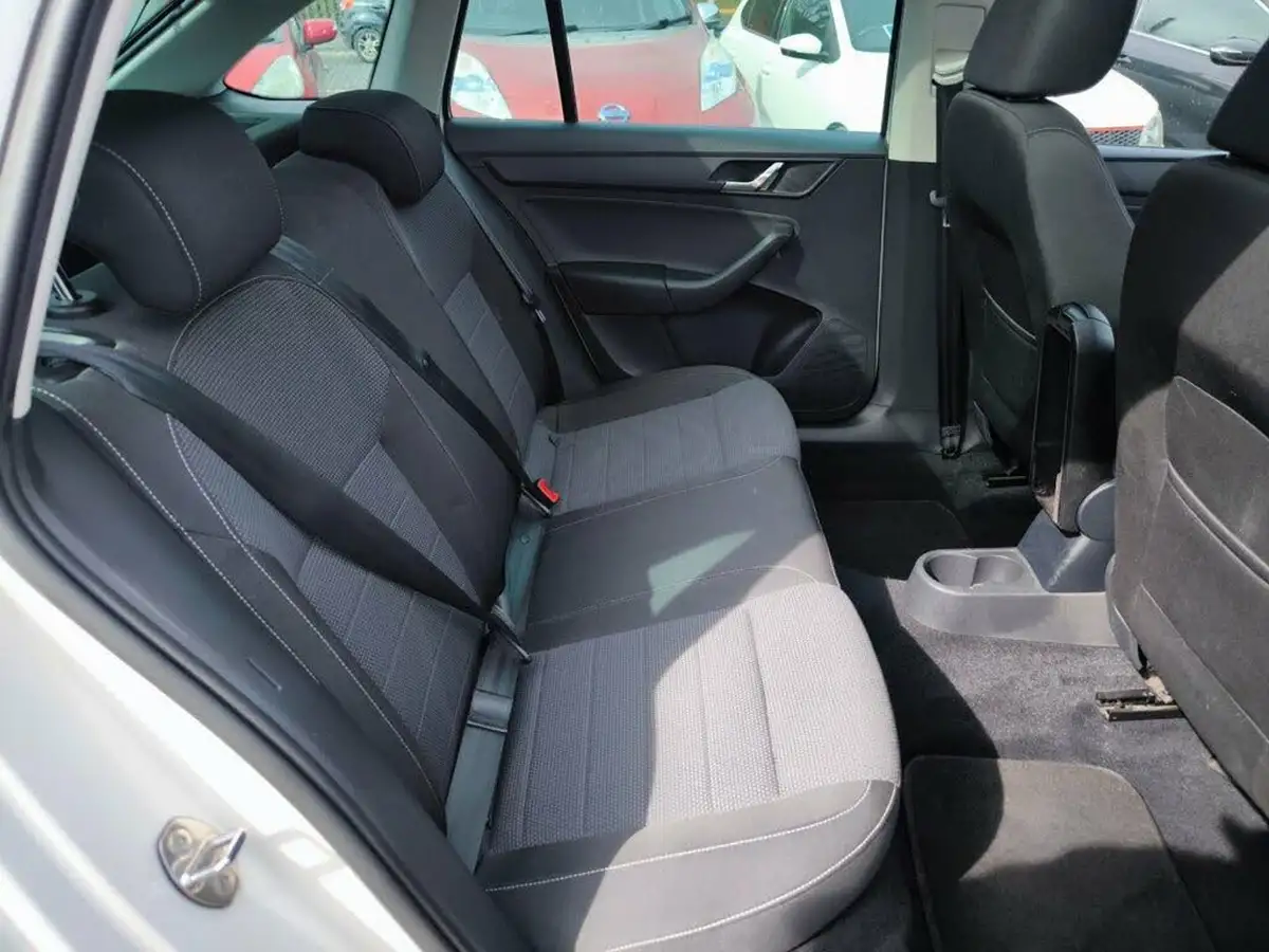 2014-skoda-rapid-spaceback-14-elegance-greentech-big-17