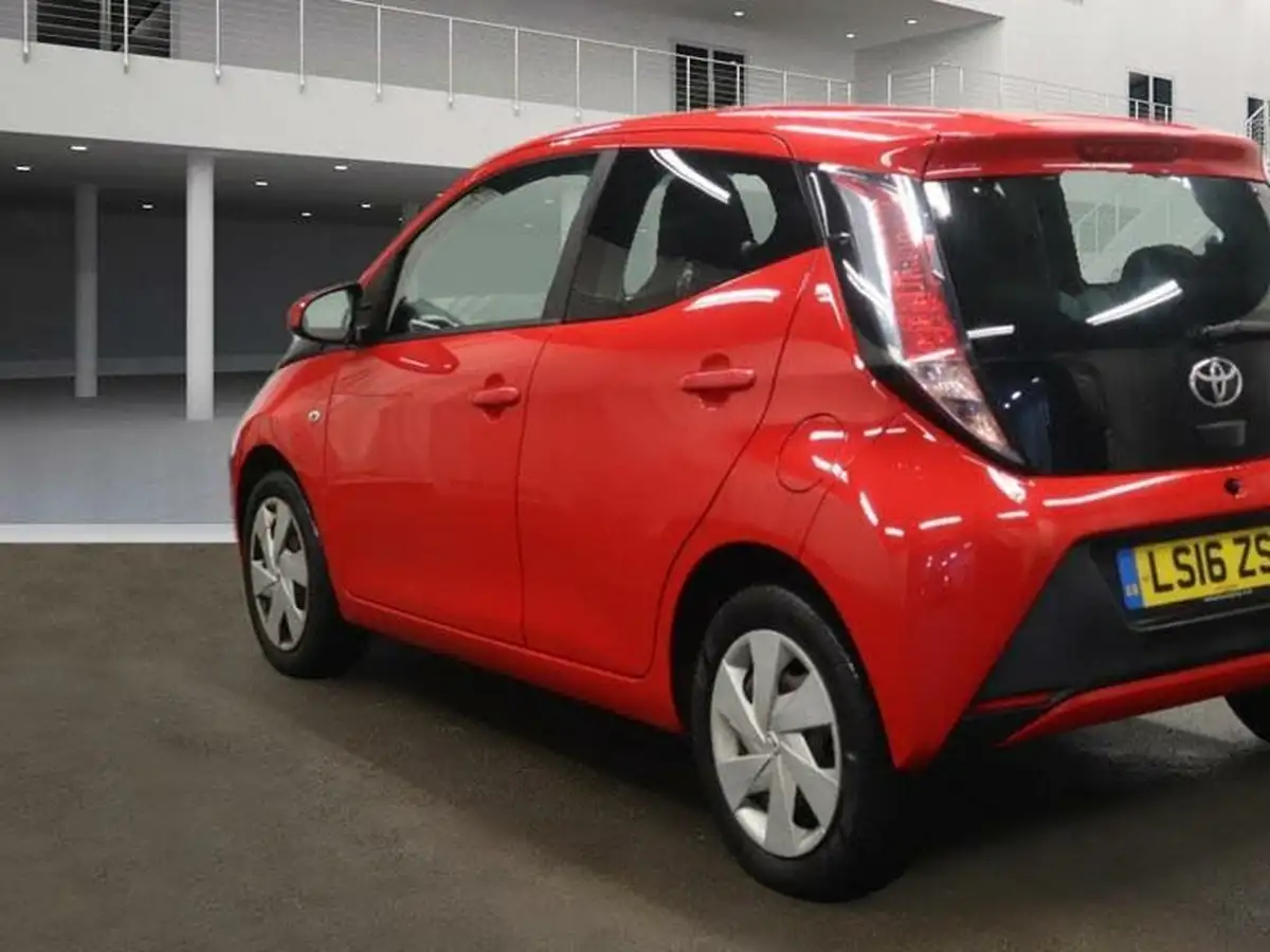 2016-toyota-aygo-10-vvt-i-x-play-68bhp-5d-big-2