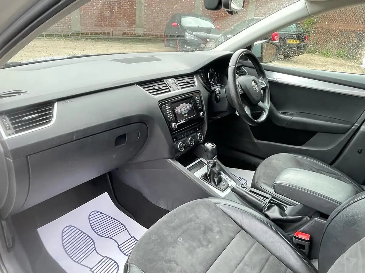 2013-skoda-octavia-20tdi-elegance-hatchback-dsg-big-29