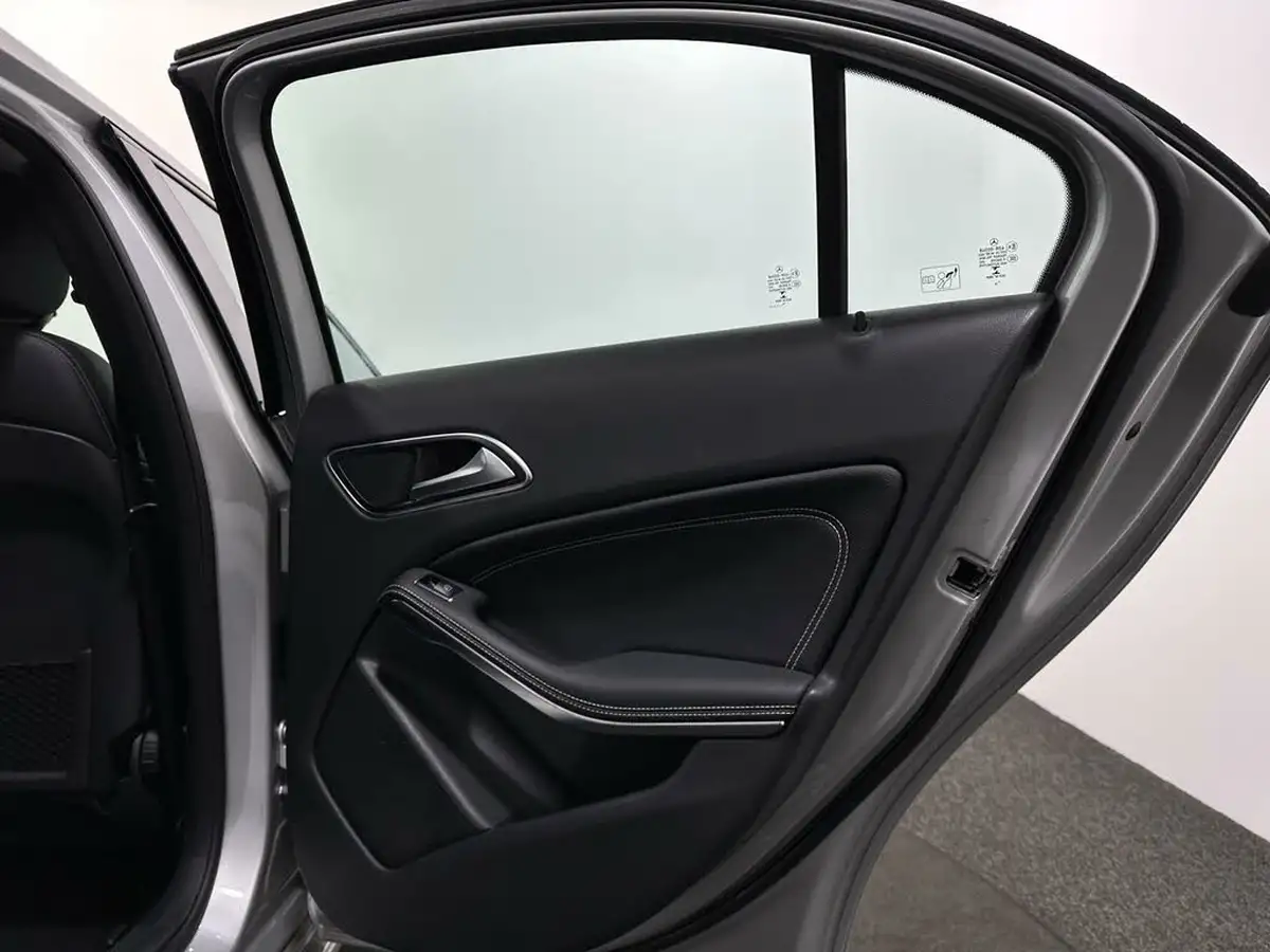 2016-mercedes-benz-a-class-15d-a180d-sport-executivess-7g-dct-big-43