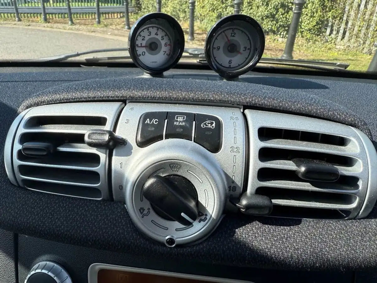 2013-smart-fortwo-10-edition-21-coupe-big-30