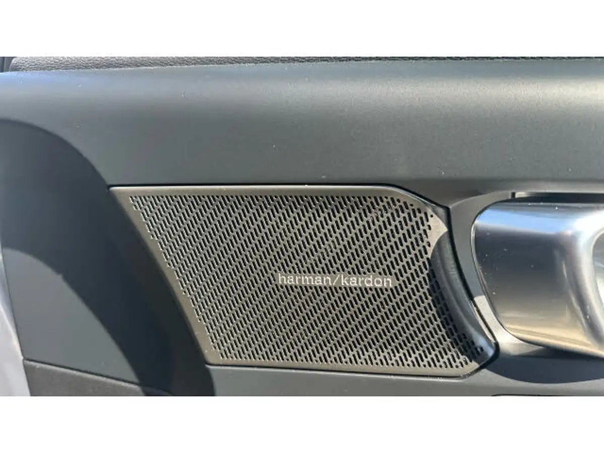 2024-volvo-xc40-20-b4-ultra-bright-big-39