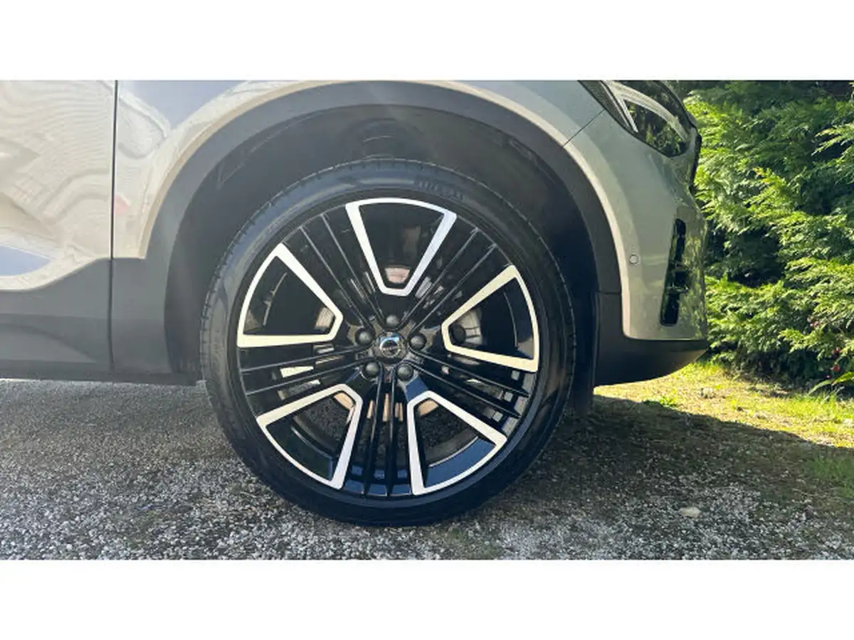 2024-volvo-xc40-20-b4-ultra-bright-big-15