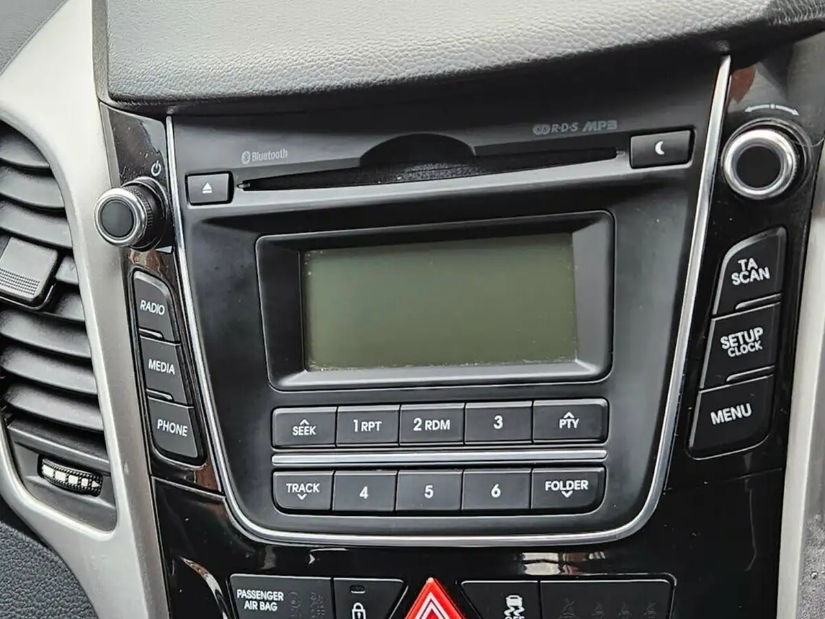2015-hyundai-i30-16crdi-s-hatchback-big-19