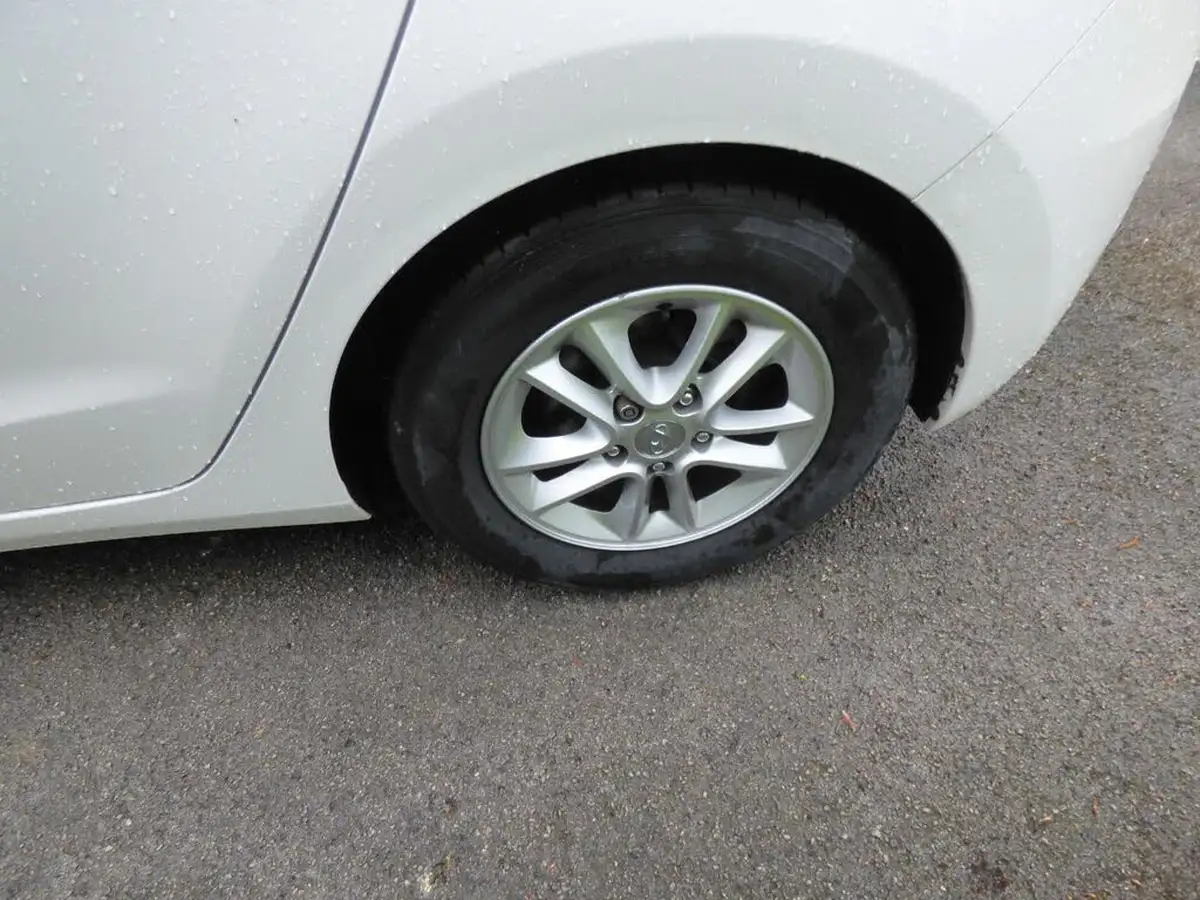 2012-hyundai-i30-16td-active-auto-big-1