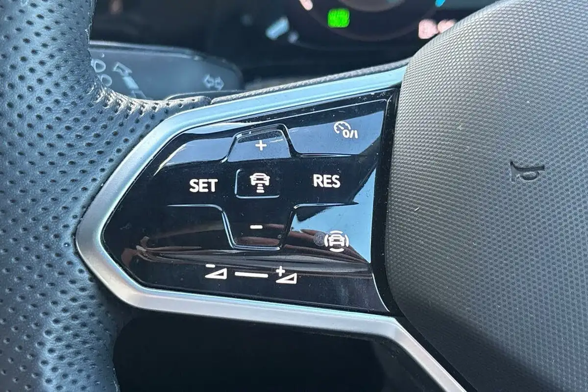 2023-volkswagen-golf-15-etsi-r-line-hatchback-big-44