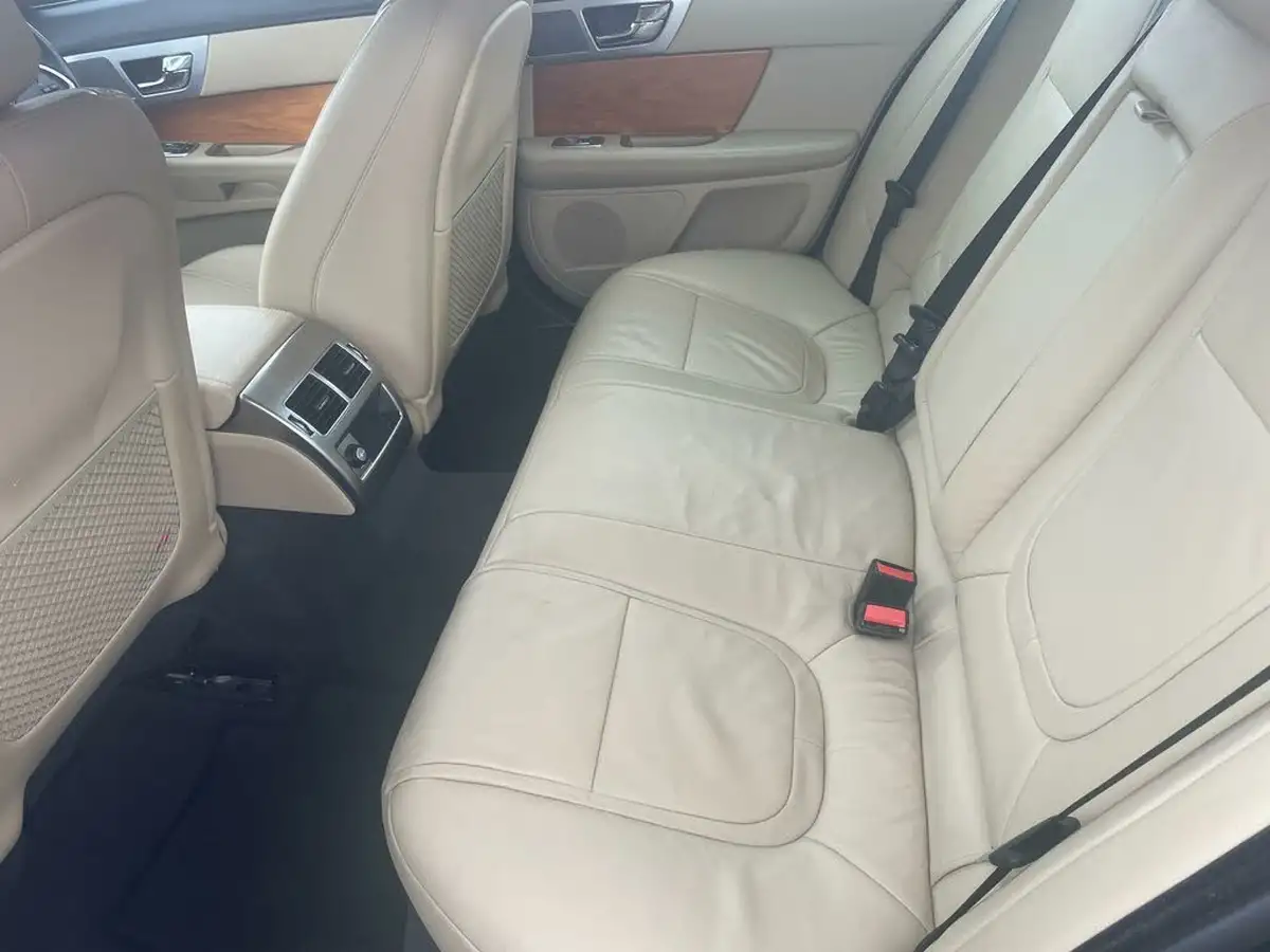 2014-jaguar-xf-22td-se-business-saloon-4d-big-16
