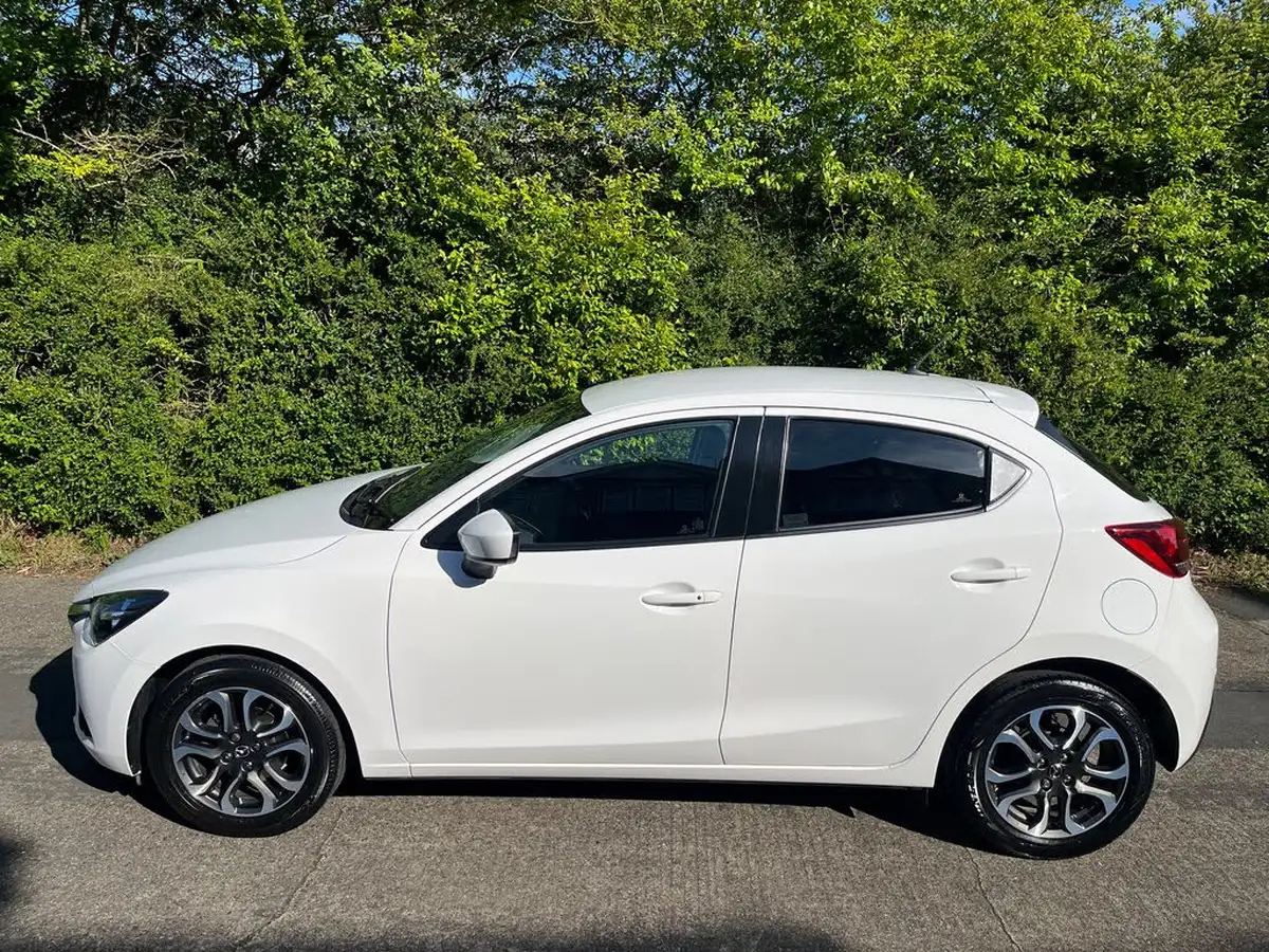 2015-mazda-mazda2-15-sport-nav-90ps-big-11