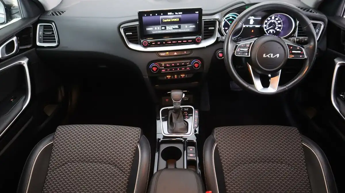 2023-kia-xceed-16-gdi-3-big-12