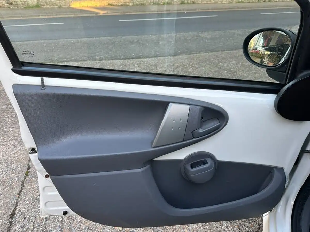 2011-citroen-c1-10-vtr-68-5d-big-13