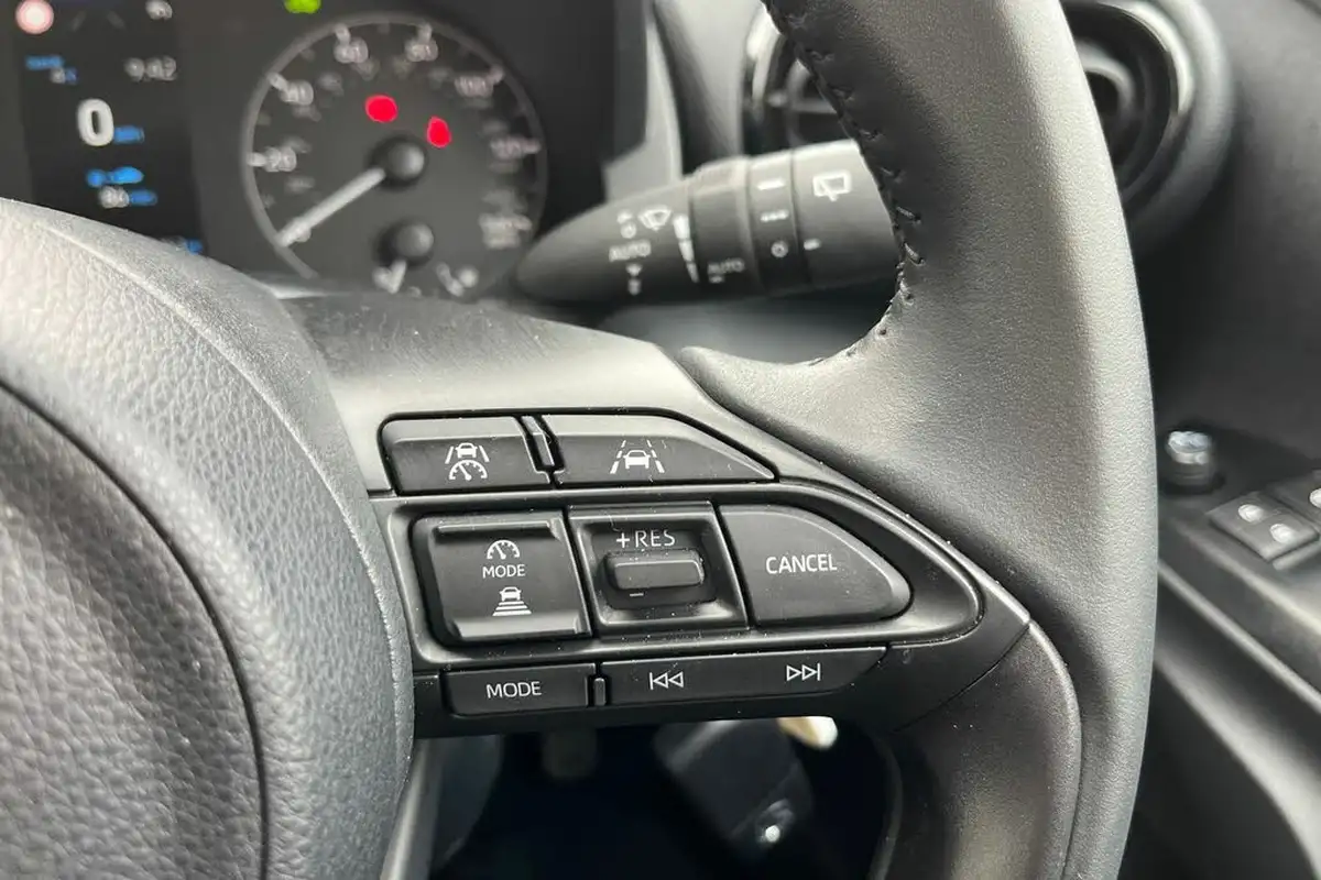 2024-mazda-mazda2-15-centre-line-big-29
