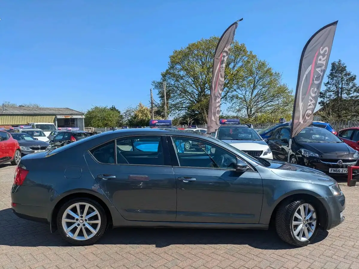 2015-skoda-octavia-20tdi-elegance-hatchback-big-7