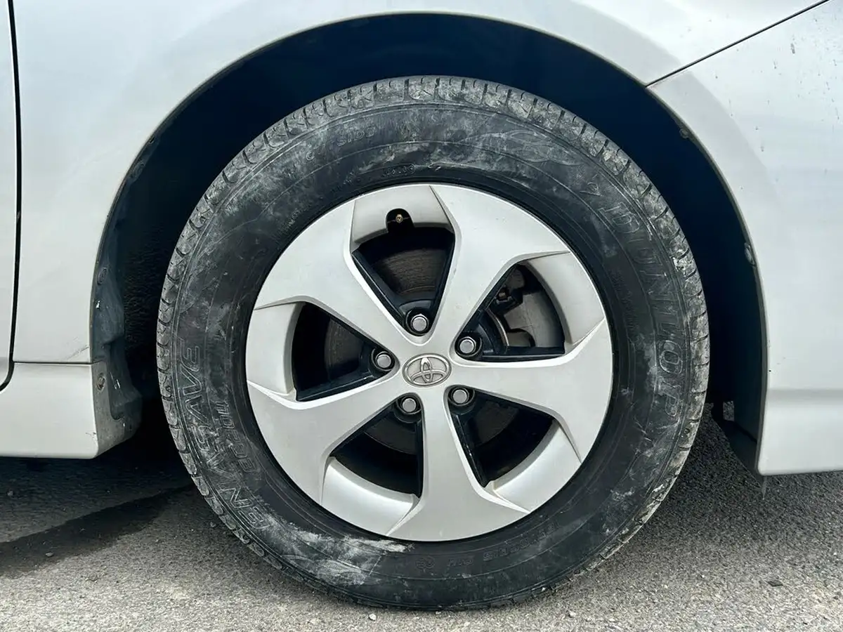 2012-toyota-prius-big-1