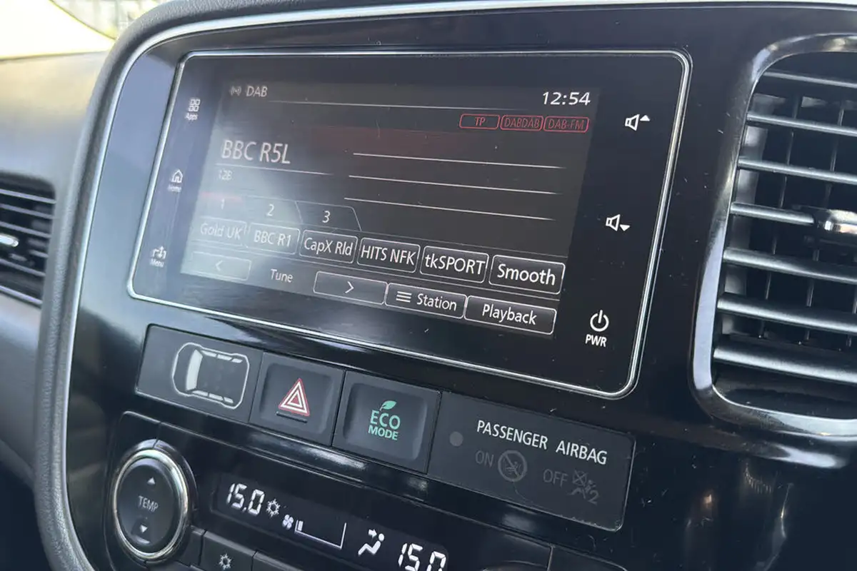 2018-mitsubishi-outlander-20-4h-phev-big-18