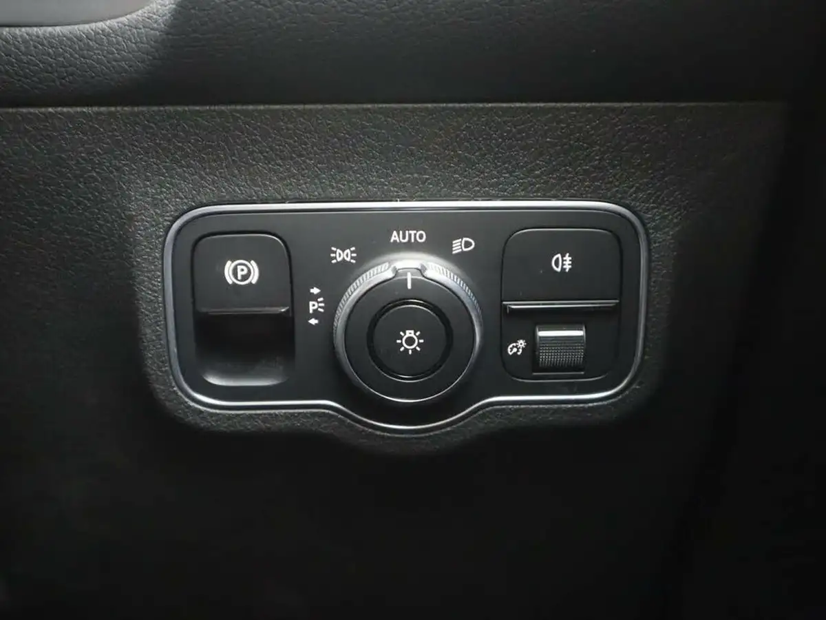 2020-mercedes-benz-glb-class-13-glb200-amg-line-premium-big-23
