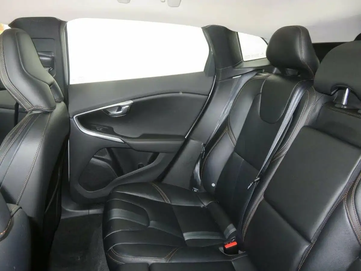 2015-volvo-v40-16td-d2-cross-country-lux-nav-big-39