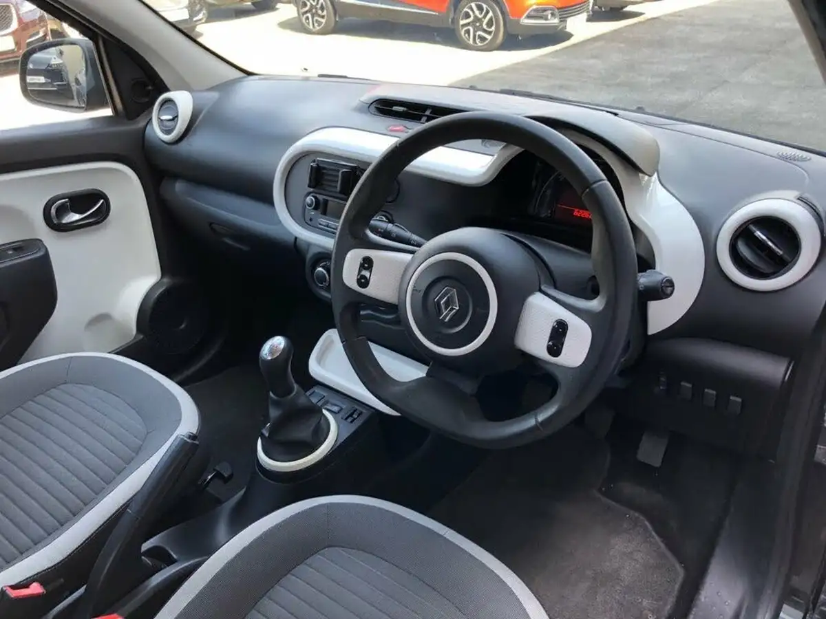 2015-renault-twingo-10-play-big-12