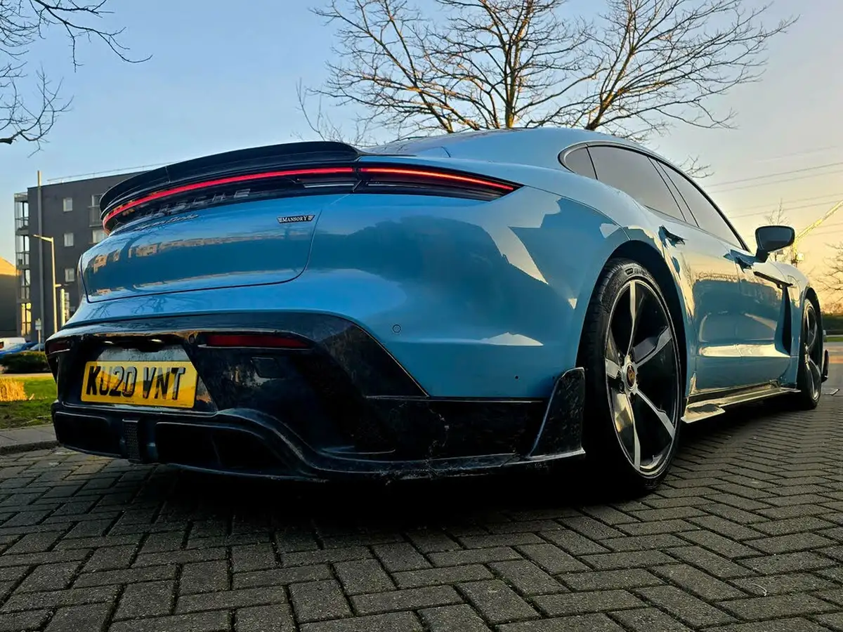 2020-porsche-taycan-e-turbo-big-12