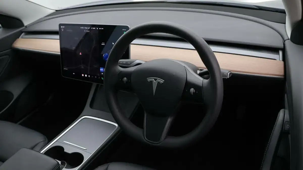 2020-tesla-model-3-e-long-range-big-9