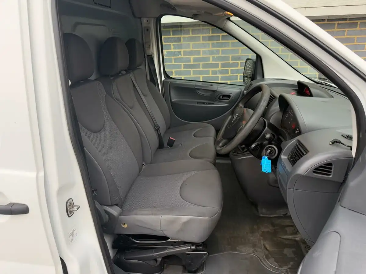 2016-citroen-dispatch-16td-enterprise-panel-big-21