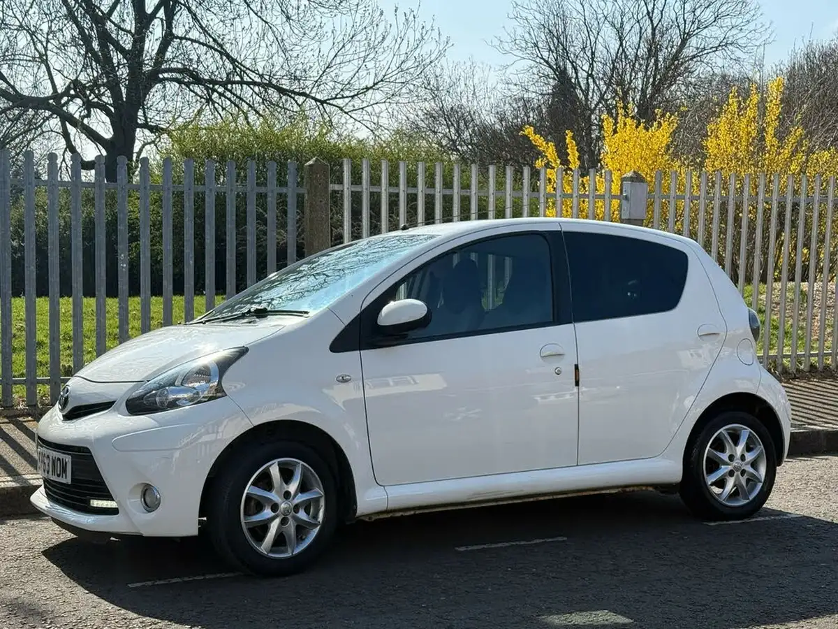 2013-toyota-aygo-10-mode-5d-big-6
