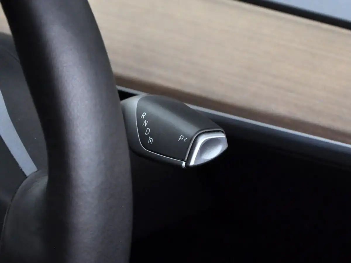 2022-tesla-model-y-e-long-range-big-19