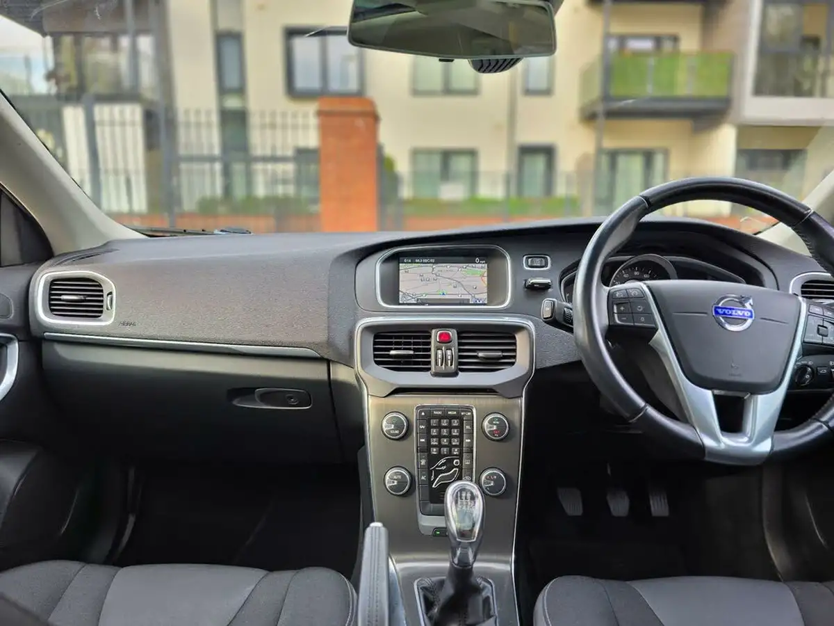 2014-volvo-v40-20td-d3-se-nav-big-45
