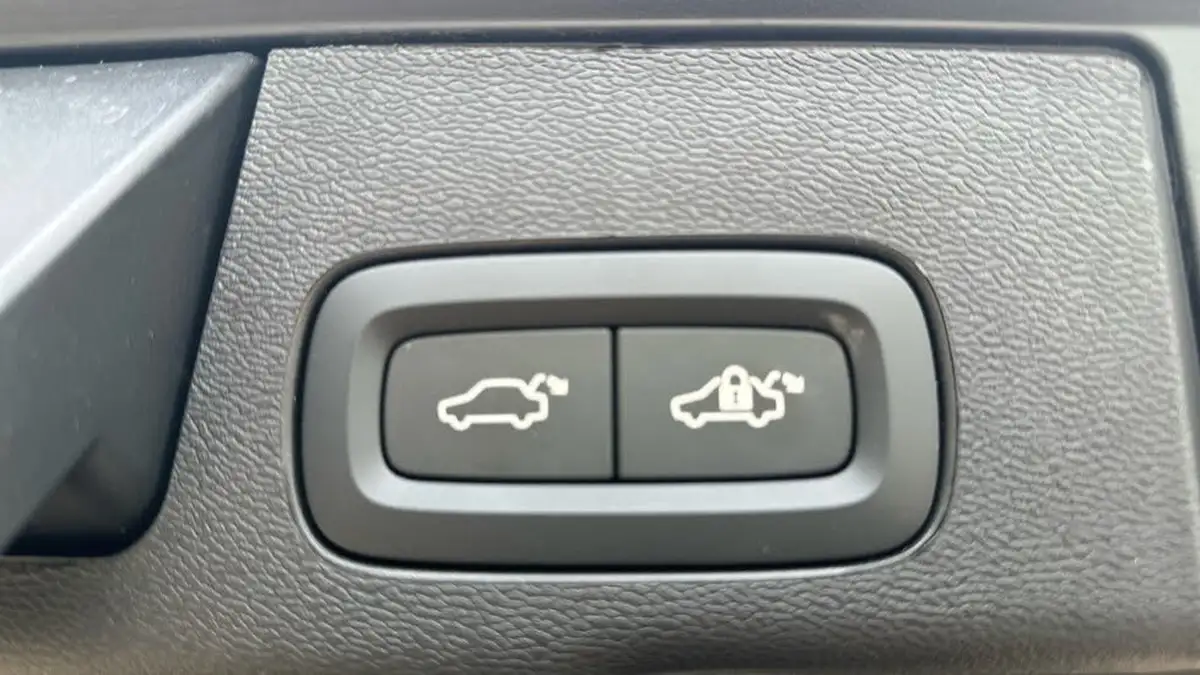 2025-volvo-xc60-20-b5-plus-black-edition-big-21