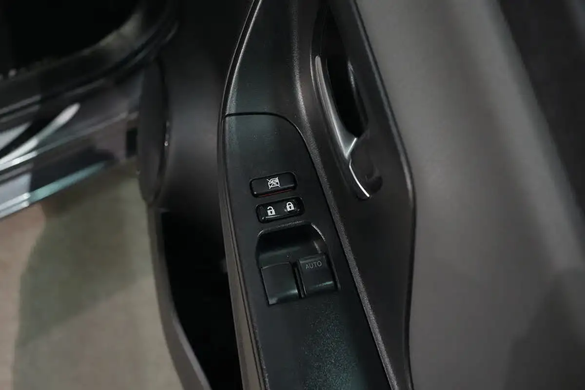 2019-toyota-yaris-15-vvt-i-icon-tech-111bhp-1496cc-big-23