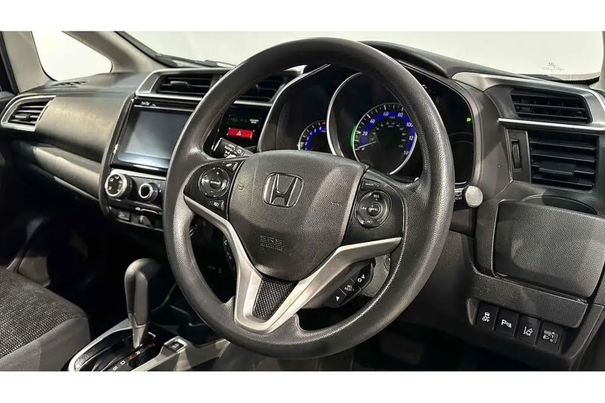2017-honda-jazz-13-i-vtec-se-cvt-big-22