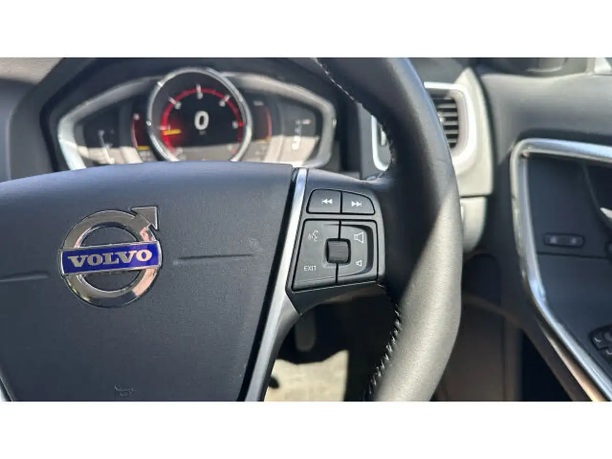 2017-volvo-v60-20td-d4-se-lux-geartronic-big-18