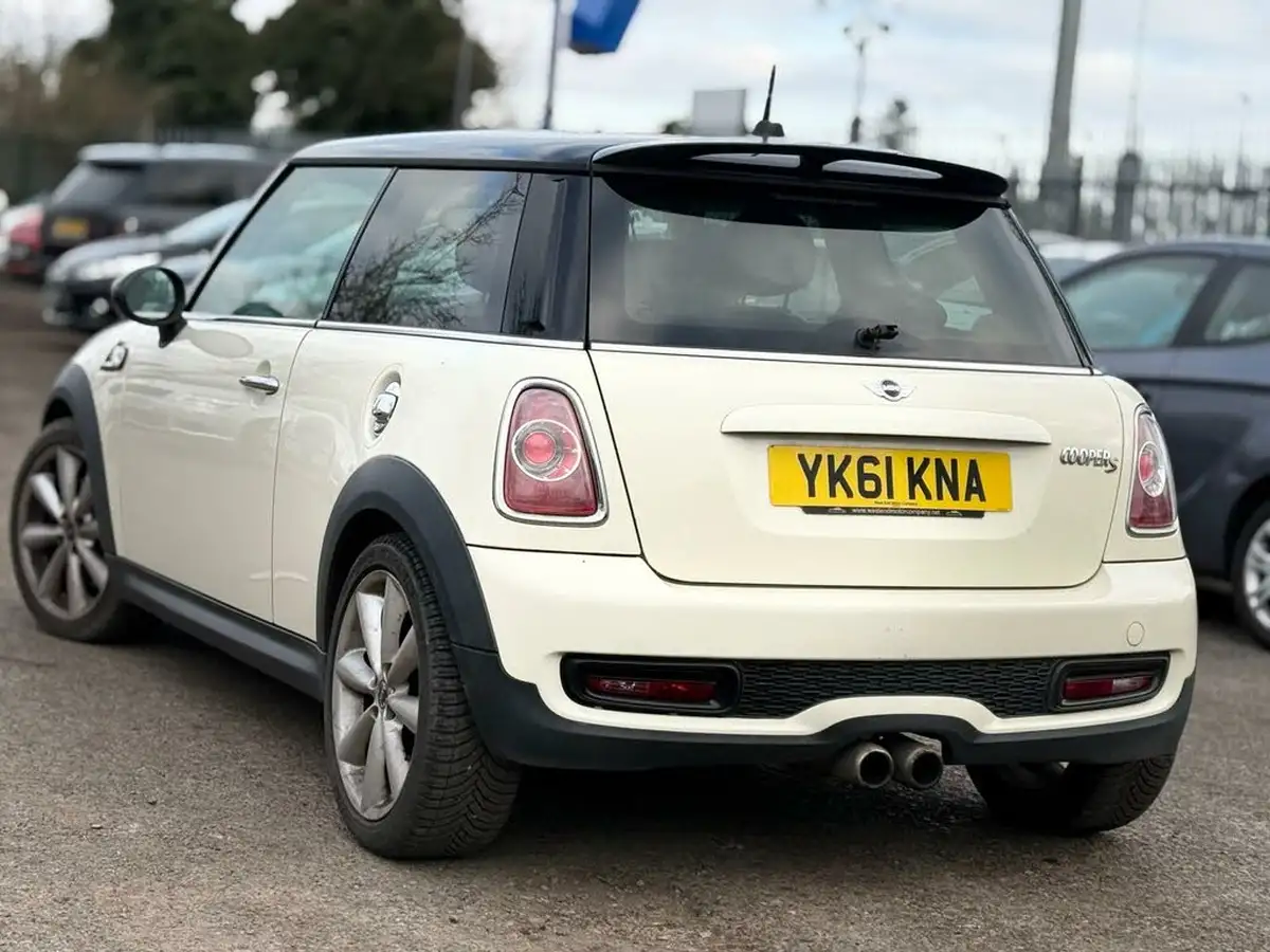 2011-mini-cooper-16-cooper-s-hatchback-3d-big-4