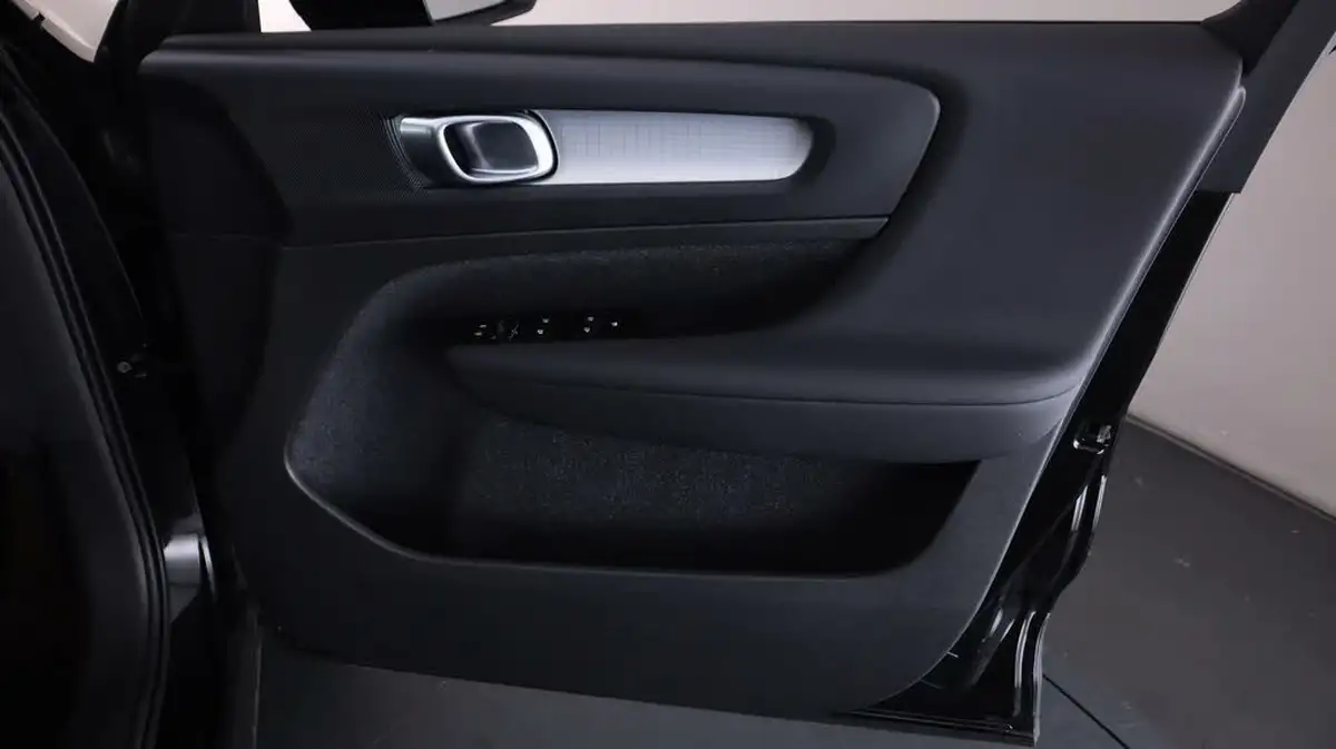 2021-volvo-xc40-15-t3-momentum-161bhp-auto-big-15