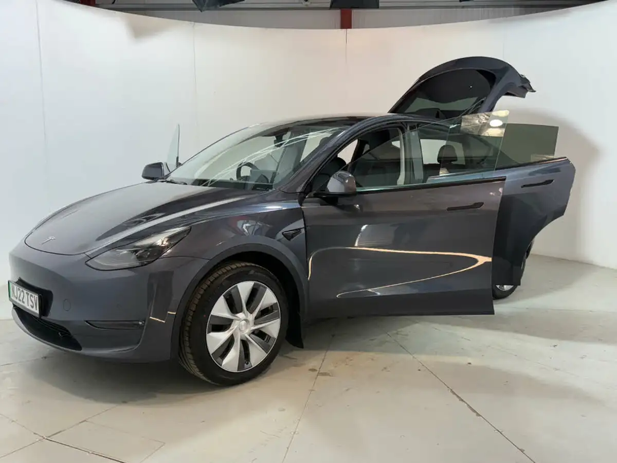 2022-tesla-model-y-e-long-range-big-28
