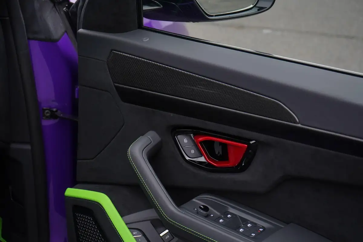 2024-lamborghini-urus-40-no-trim-big-22