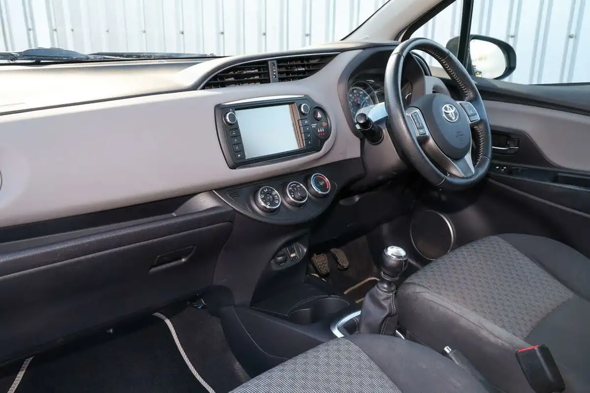 2015-toyota-yaris-133-icon-vvt-i-3d-big-4