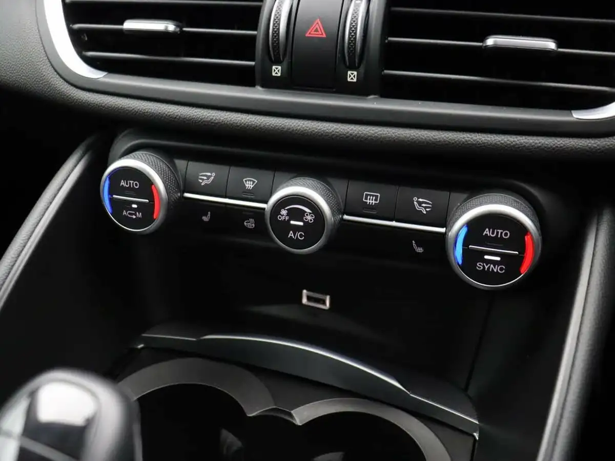 2018-alfa-romeo-giulia-20-veloce-big-19