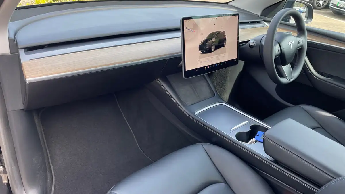 2022-tesla-model-y-e-long-range-big-9