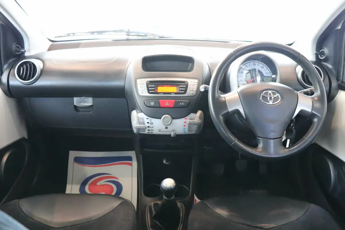 2013-toyota-aygo-10-aygo-ice-5d-big-2